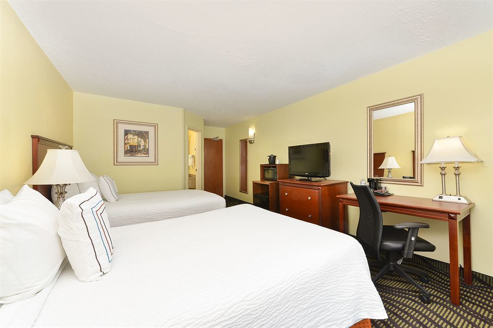 Baymont By Wyndham Savannah Midtown Exterior foto